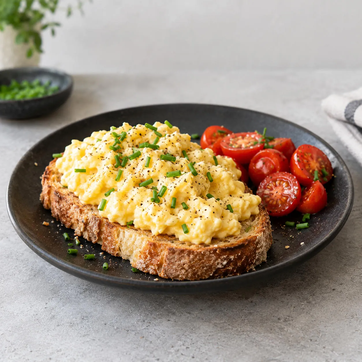 Scrambled eggs with chives