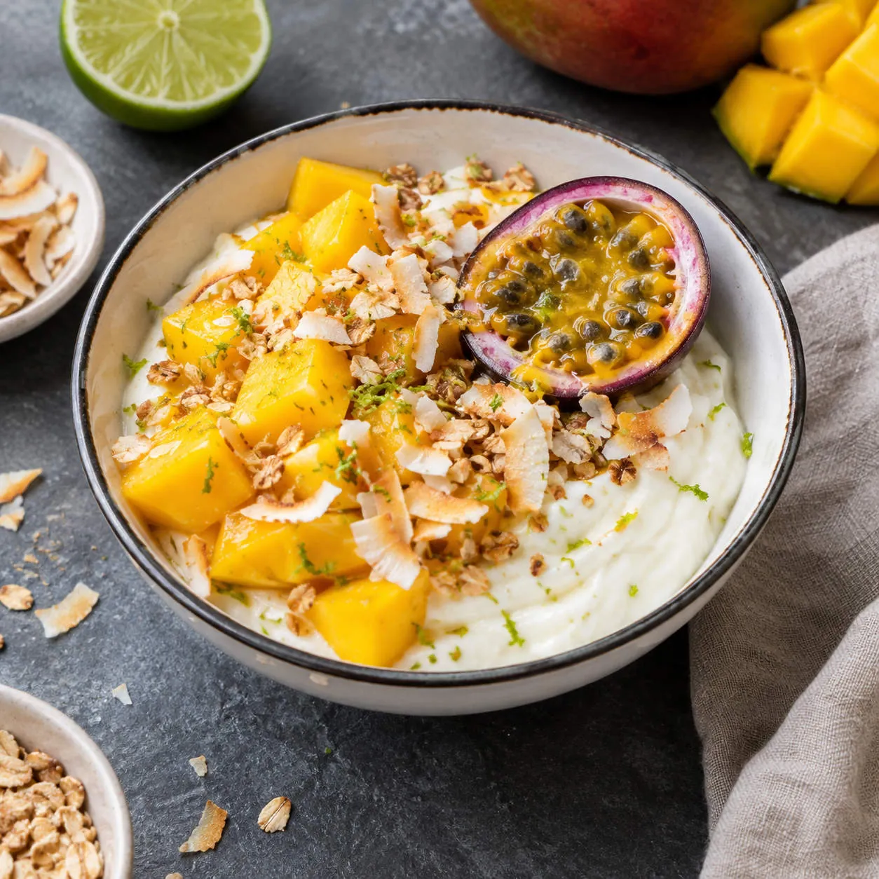 Skyr-Bowl mit Mango und Kokos
